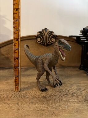 Jurassic World Delta Velociraptor